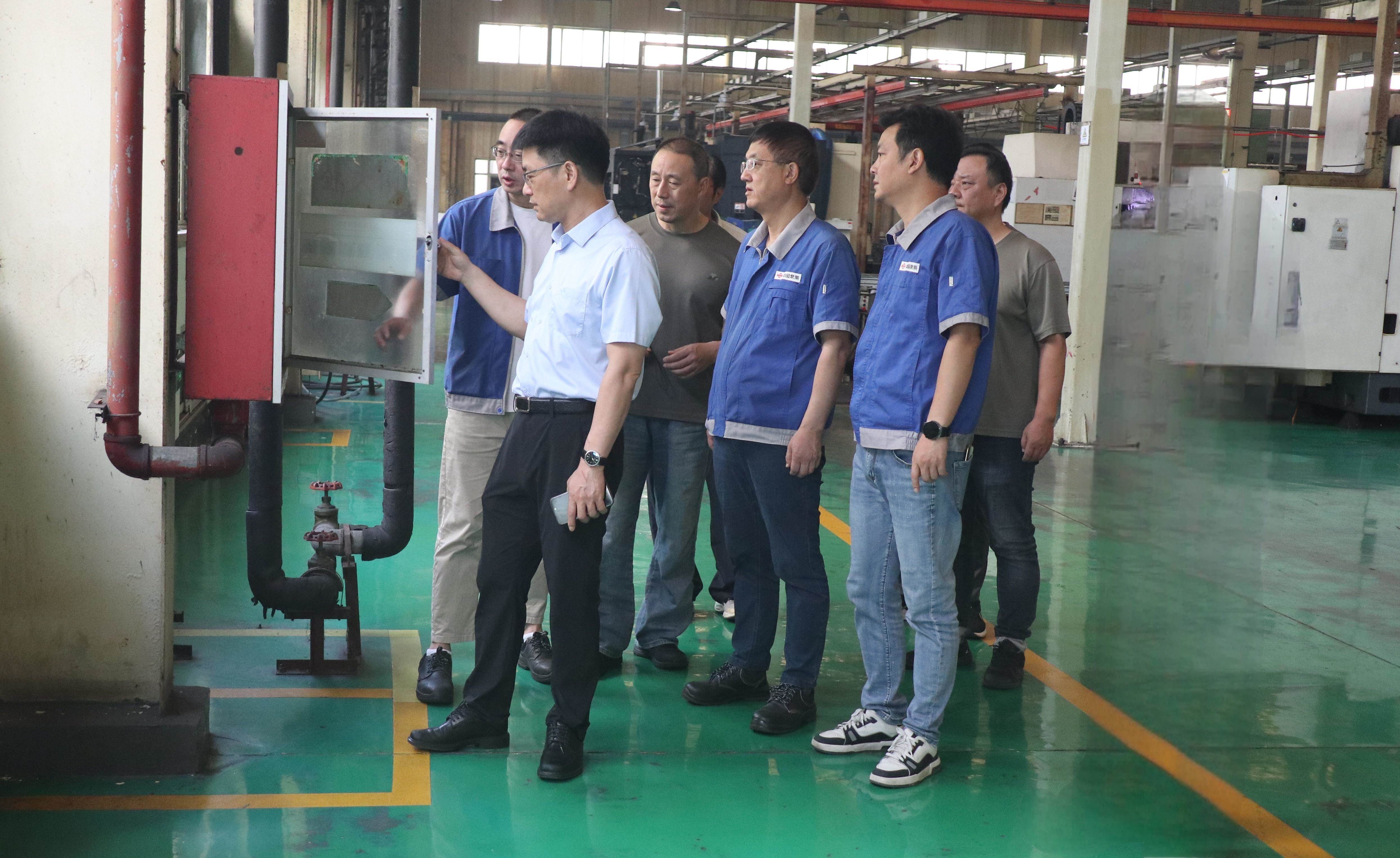 圖為公司領(lǐng)導(dǎo)一行檢查機(jī)加工廠生產(chǎn)現(xiàn)場(網(wǎng)站).jpg