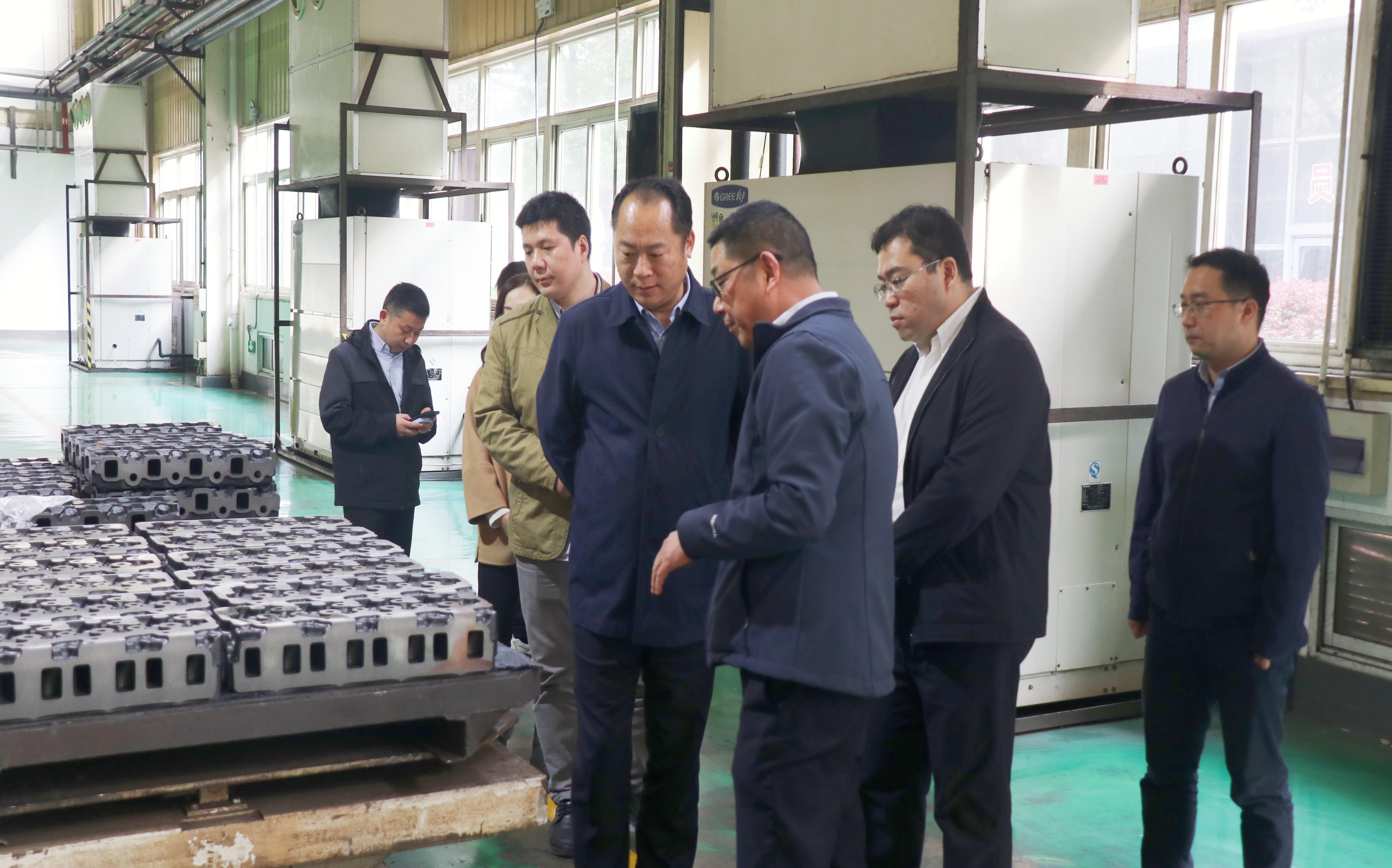 圖為天津內(nèi)燃機研究所黨委書記楊志永(右四)一行參觀機加工廠試制車間